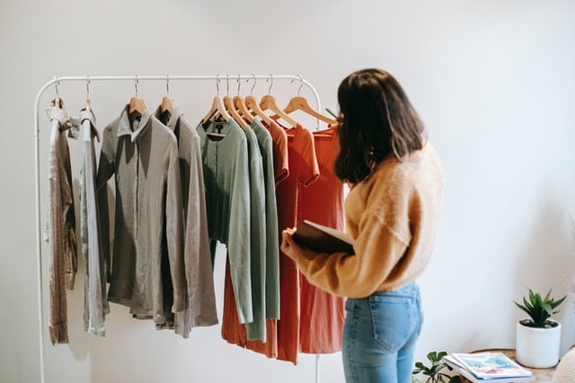 8 passos para organizar seu guarda-roupa