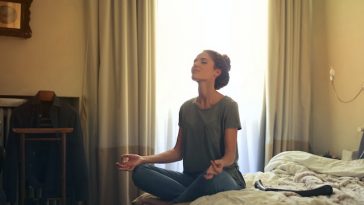 Como render mais no trabalho usando a meditação no dia a dia