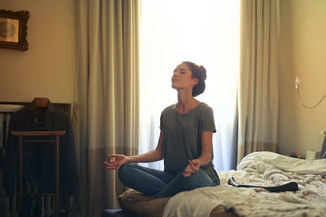 Como render mais no trabalho usando a meditação no dia a dia