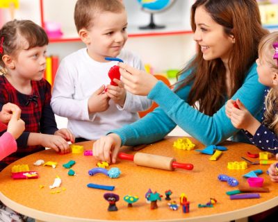 Curso de Auxiliar de creche Curso de Auxiliar de Creche